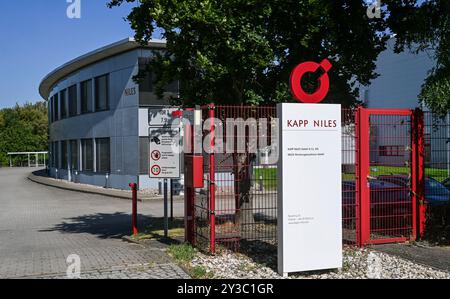 Berlin, Deutschland. August 2024. Der Eingang zur KAPP NILES GmbH & Co. KG in Berlin. KAPP NILES liefert Schleiftechnik und Systemlösungen für die präzise Feinbearbeitung von Zahnrädern und Profilen. Quelle: Jens Kalaene/dpa/Alamy Live News Stockfoto