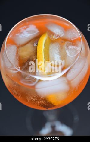 Orangencocktail mit Eis in einem runden Glas Stockfoto