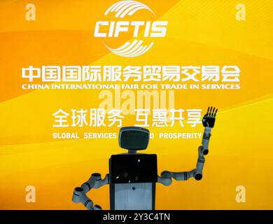 (240913) -- PEKING, 13. September 2024 (Xinhua) -- Ein Roboter wird während der China International Fair for Trade in Services (CIFTIS) 2024 im China National Convention Center in Peking, Hauptstadt Chinas, am 13. September 2024 gezeigt. Das CIFTIS 2024 findet vom 12. Bis 16. September im China National Convention Center und im Shougang Park in Peking unter dem Motto „Global Services, Shared Prosperity“ statt. (Xinhua/Ding Hongfa) Stockfoto