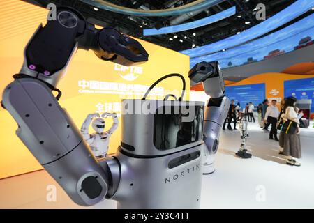 (240913) -- PEKING, 13. September 2024 (Xinhua) -- humanoide Roboter machen während der China International Fair for Trade in Services (CIFTIS) 2024 im China National Convention Center in Peking, Hauptstadt Chinas, am 13. September 2024 herzförmige Gesten. Das CIFTIS 2024 findet vom 12. Bis 16. September im China National Convention Center und im Shougang Park in Peking unter dem Motto „Global Services, Shared Prosperity“ statt. (Xinhua/Ju Huanzong) Stockfoto