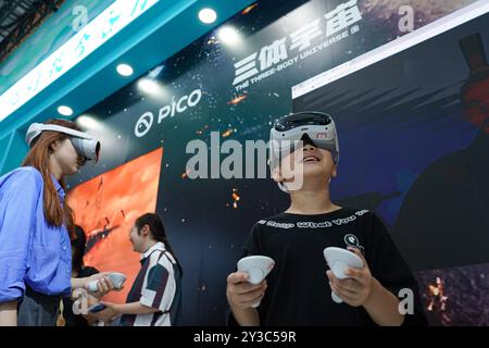 (240913) -- PEKING, 13. September 2024 (Xinhua) -- Besucher erleben MR (Mixed Reality)-Geräte während der China International Fair for Trade in Services (CIFTIS) 2024 im Shougang Park in Peking, Hauptstadt von China, 13. September 2024. Das CIFTIS 2024 findet vom 12. Bis 16. September im China National Convention Center und im Shougang Park in Peking unter dem Motto „Global Services, Shared Prosperity“ statt. (Xinhua/Chen Zhonghao) Stockfoto