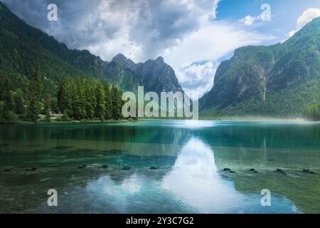 Landschaft des Toblacher Sees oder des Toblacher Sees in den Dolomiten. Das herrliche Spiegelbild der Berge im Wasser des Sees. Pustertal, Stockfoto