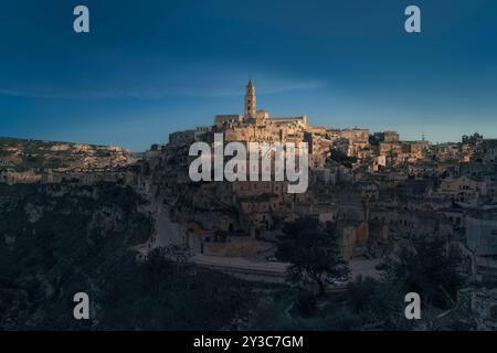 Ein wunderschöner Abend über der Sassi von Matera, UNESCO-Weltkulturerbe. Region Basilicata, Italien. Stockfoto