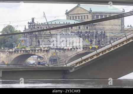 In den frühen Morgenstunden stürzte ein Abschnitt der Carola-Brücke aus unbekannten Gründen ein. Auf einer Länge von rund 100 Metern ist der Abschnitt auf wh Stockfoto