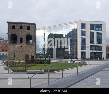 Leeds, West yorkshire, vereinigtes Königreich, 4. März 2020: Der historische Eisenbahnhubturm, umgeben von modernen Gebäuden am wellington Place in leeds Stockfoto