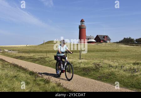 Frau, Seniorin mit Fahrrad am Leuchtturm Bovbjerg in Dänemark Stockfoto