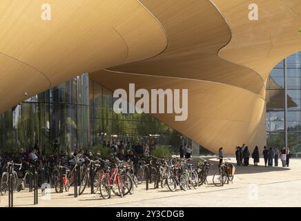 Fahrräder vor der Zentralbibliothek und dem Kulturzentrum Oodi, entworfen von ALA Architects, Helsinki, Finnland, Europa Stockfoto