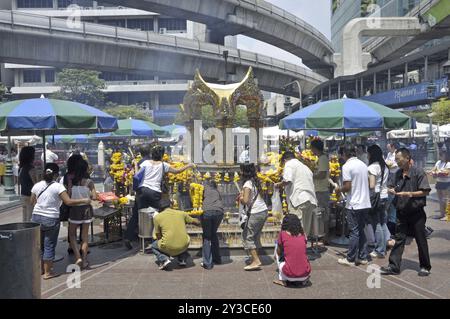 Doppeldecker-Skytrain-Gleise und Erawan-Schrein, Radchadamri Road, Bangkok, Thailand, Asien Stockfoto