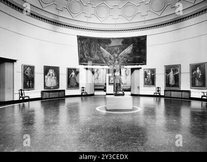 Runder Raum mit „Lucifer“-Skulptur von Sir Jacob Epstein. Stockfoto