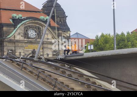 In den frühen Morgenstunden stürzte ein Abschnitt der Carola-Brücke aus unbekannten Gründen ein. Auf einer Länge von rund 100 Metern ist der Abschnitt auf wh Stockfoto