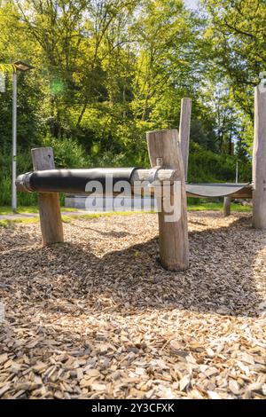 Nahaufnahme einer Holzbrücke auf einem Spielplatz mit Holzspänen als Bodenbelag, Nagold, Schwarzwald, Deutschland, Europa Stockfoto