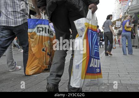 Alter Mann nach Shopping an den Discounter: Plus und Aldi-Sued, Fußgängerzone in Köln, Nordrhein-Westfalen, Deutschland, Europa Stockfoto