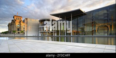 Der Reichstag und das Paul Loebe Haus am Ufer der Spree im Abendlicht, Spreebogen, Regierungsbezirk, Mitte, Berlin, Deutschland, Europa Stockfoto