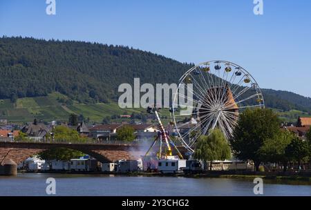 Historische Hauptbrücke in Miltenberg, Riesenrad vom Michaelmas Festival, Niederfranken, Bayern, Deutschland, Europa Stockfoto