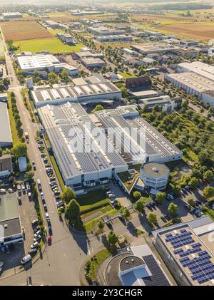 Ein Industriegebiet mit mehreren Gebäuden, Straßen und Solarmodulen, umgeben von Feldern, aus der Vogelperspektive, Industriegebiet Wolfsberg, Nag Stockfoto