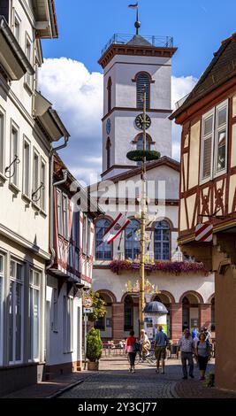 Fachwerkhäuser und der Rathausturm in der Altstadt, Seligenstadt, Hessen, Deutschland, Europa Stockfoto