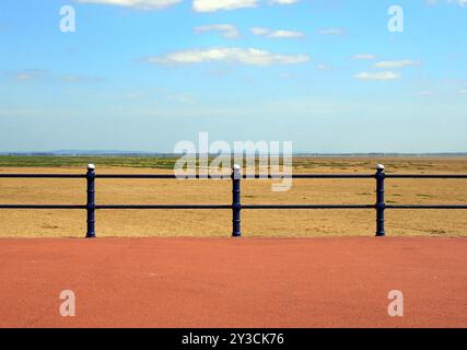 Malerische Aussicht vom Ende der Promenade bei saint annes am Meer in lancashire mit Geländer vor dem Sandstrand mit grasbewachsenen Dünen A Stockfoto