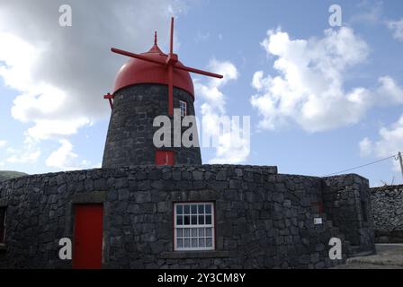 Windmühle in Sao Mateus, Graciosa Stockfoto