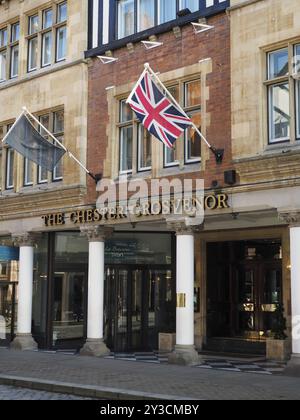 Chester, Cheshire, Großbritannien, 20. März 2024: Schild über dem Eingang des Historic Grosvenor Hotel in Chester England, Europa Stockfoto