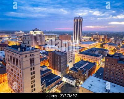 Die Skyline der Innenstadt von Springfield, Illinois, USA in der Abenddämmerung. Stockfoto