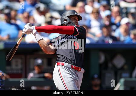 Kansas City, MO, USA. September 2024. Minnesota Twins Linksfeldspieler Trevor Larnach (9) schlägt gegen die Kansas City Royals im Kauffman Stadium in Kansas City, MO. David Smith/CSM/Alamy Live News Stockfoto