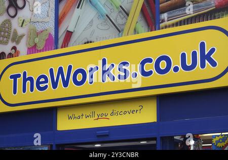 Leeds, West yorkshire, vereinigtes Königreich, 7. juli 2021: Schild und Slogan über dem Eingang des Buchladens und Schreibwarengeschäfts in Kirkgate in leed Stockfoto