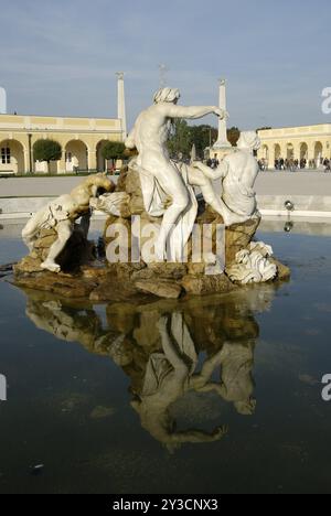 Westlicher Brunnen von Franz Zauner im Ehrenhof vor Schloss Schönbrunn, Wien, Österreich, Europa Stockfoto