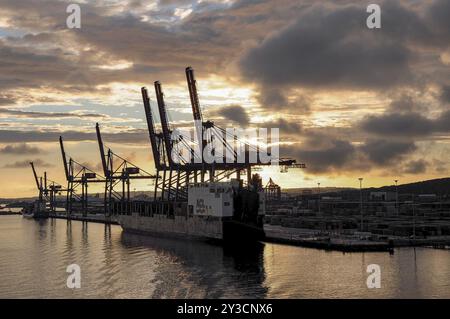 Panorama eines Hafens bei Sonnenuntergang mit Kranichen und Schiffen unter einem dramatisch bewölkten Himmel, Göteborg, Ostsee, Schweden, Europa Stockfoto