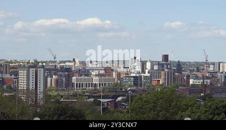 Ein weites Stadtbild auf das Stadtzentrum von leeds von oben mit Büro- und Apartmentgebäuden, Rathaus und Universitätsviertel Stockfoto