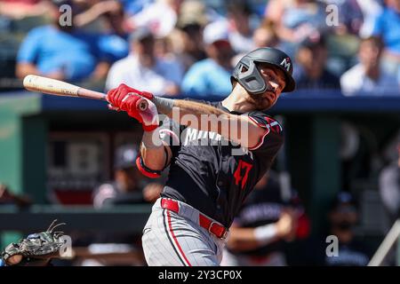 Kansas City, MO, USA. September 2024. Der zweite Baseman Edouard Julien (47) der Minnesota Twins schlägt im Kauffman Stadium in Kansas City, MO, gegen die Kansas City Royals. David Smith/CSM/Alamy Live News Stockfoto