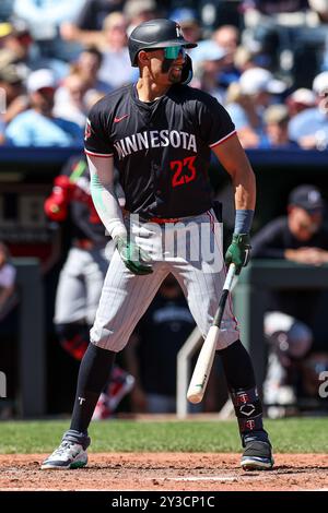 Kansas City, MO, USA. September 2024. Der dritte Baseman der Minnesota Twins Royce Lewis (23) schlägt gegen die Kansas City Royals im Kauffman Stadium in Kansas City, MO. David Smith/CSM/Alamy Live News Stockfoto