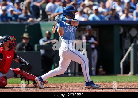 Kansas City, MO, USA. September 2024. Kansas City Royals zweiter Baseman Michael Massey (19) schlägt im Kauffman Stadium in Kansas City, MO gegen die Minnesota Twins. David Smith/CSM/Alamy Live News Stockfoto