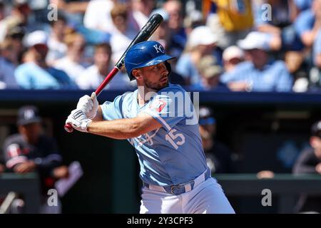 Kansas City, MO, USA. September 2024. Kansas City Royals dritter Baseman Paul DeJong (15) schlägt gegen die Minnesota Twins im Kauffman Stadium in Kansas City, MO. David Smith/CSM/Alamy Live News Stockfoto