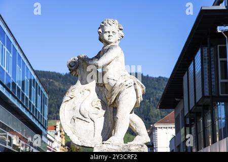 Skulptur, Engelschild mit dem Wappen von Leoben, Engelsbrunnen, Leoben, Steiermark, Österreich, Europa Stockfoto