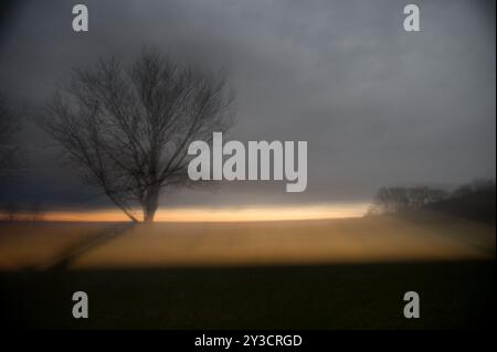 Abstrakte Darstellung des Himmels während der Sonnenfinsternis 2024 durch Zoomen der Linse Stockfoto