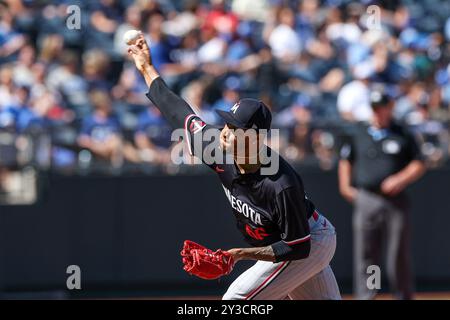 Kansas City, MO, USA. September 2024. Der Minnesota Twins Relief Pitcher Jorge Alcala (66) wirft gegen die Kansas City Royals im Kauffman Stadium in Kansas City, MO. David Smith/CSM/Alamy Live News Stockfoto