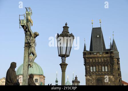 Bronzekreuzifix und Altstadtturm an der Karlsbrücke, Prag Stockfoto