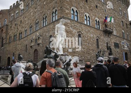 Florenz, Italien. September 2024. Touristen schauen auf den Fontana del Nettuno vor dem Palazzo Vecchio an der Piazza della Signoria im historischen Zentrum von Florenz in Italien am 13. September 2024. (Foto von Paulo Amorim/SIPA USA) Credit: SIPA USA/Alamy Live News Stockfoto