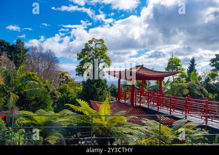 Monte Palace tropischer Garten mit roter Pagode, Seen und traditionellen Gebäuden über der Stadt Funchal, beliebtes Touristenziel auf Madeira Insel Stockfoto