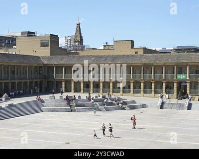 Halifax, West yorkshire, vereinigtes Königreich, 23. juli 2019: Menschen, die sich auf den Stufen und Cafés entspannen und die Sommersonne auf dem Platz von halifax pi genießen Stockfoto