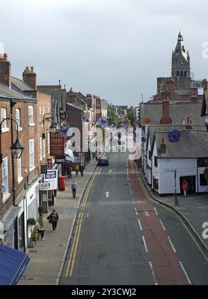 Chester, cheshire, vereinigtes Königreich, 7. september 2019: Menschen gehen entlang der northgate Street vorbei an Pubs und Geschäften in chester Stockfoto