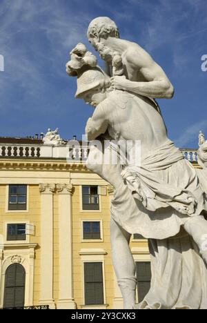 Skulptur Flucht aus Troja von Philip Jakob Prokop vor Schloss Schönbrunn, Wien, Österreich, Europa Stockfoto