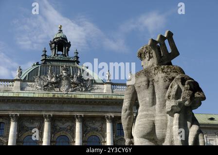 Neptunbrunnen vor dem Justizpalast in München Stockfoto