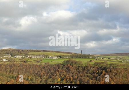 Panoramablick auf die Wadworth- und Chiserley-Dörfer von calderdale in West yorkshire mit herbstlicher pennine-Landschaft mit Feldern und Farmen mit midgley Stockfoto