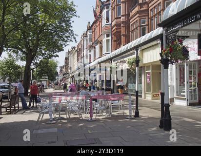 Southport, merseyside, vereinigtes Königreich, 28. juni 2019: Menschen sitzen in Cafés im Freien und gehen an Geschäften in der historischen Lord Street vorbei Stockfoto