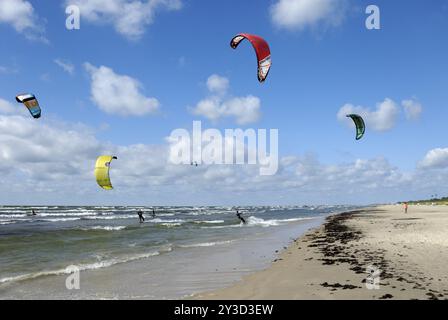 Kitesurfer am Strand in Liepaja, Lettland, Europa Stockfoto