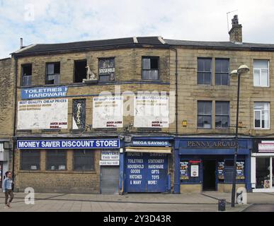 Bradford, West yorkshire, vereinigtes Königreich, 19. juni 2019: Eine Frau läuft an einem verlassenen Geschäft und einer Spielhalle auf dem Oastler Square in bradford West Yor vorbei Stockfoto