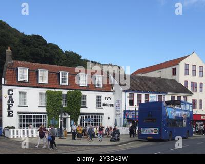 Scarborough, North Yorkshire, Vereinigtes Königreich, 12. September 2022 : Bus vor dem Ivy House Café und Hotel in scarborough mit Touristen walki Stockfoto