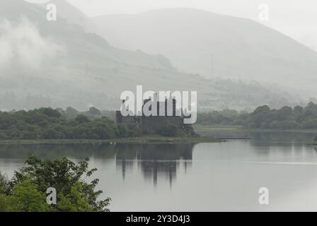 Reflexion, See, Morgennebel, Kilchurn Castle, Lochawe, Stronmilchan, Schottland, Großbritannien Stockfoto