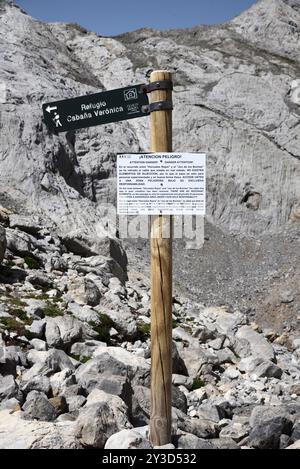 Wegweiser auf dem Horcados Rojos-Pfad, der Cabana Veronica anzeigt. Mit Warnung wurde das feste Seil/Kabel zum Absteigen des Horcados Rojos entfernt. Stockfoto